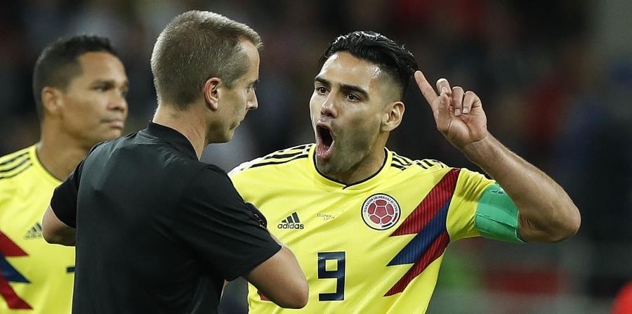 El colombiano Radamel Falcao le grita al árbitro Mark Geiger durante el partido contra Inglaterra. (AP) (horizontal-x3)