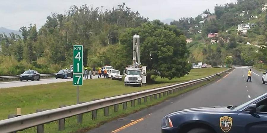 Personal de la AEE durante la labor de remoción y reparación del cable que cayó sobre el expreso Luis A. Ferré. (Twitter.com / Departamento de Transportación y Obras Públicas) (horizontal-x3)