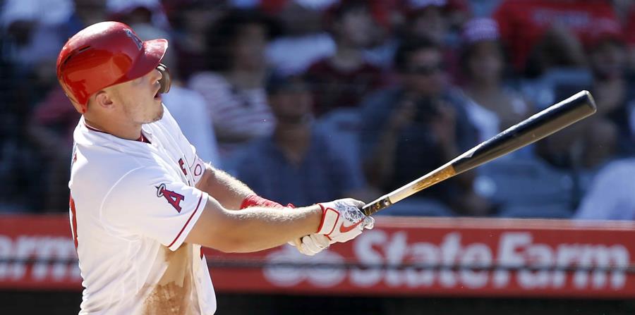 Mike Trout observa su cuadrangular de dos carreras. (AP) (horizontal-x3)