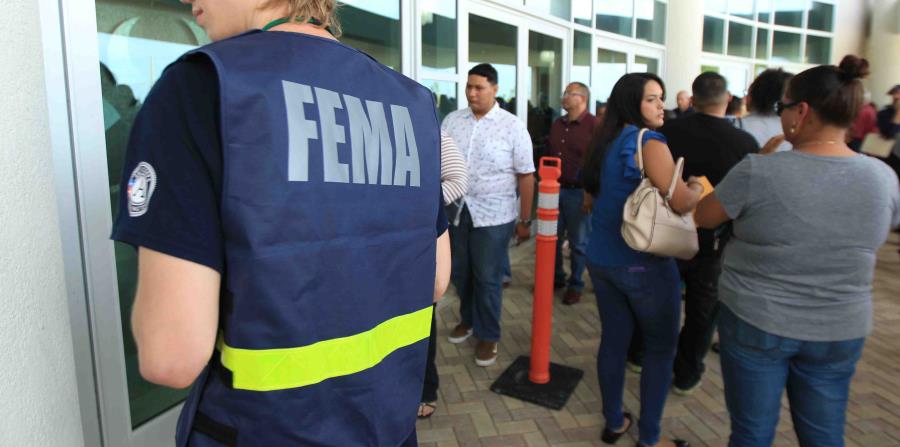 Ciudadanos esperan su turno para ser atendidos por el personal de FEMA, en Ponce. (GFR Media) (horizontal-x3)