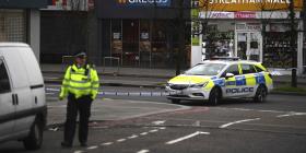 La Policía británica dispara contra un hombre que apuñaló a tres personas en Londres