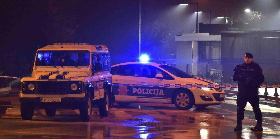 La policía bloquea las inmediaciones de la embajada de Estados Unidos en la capital de Montenegro, Podgorica (horizontal-x3)