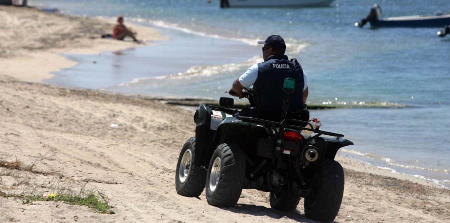 Un agente de la Policía da un recorrido por la playa. (GFR Media) (horizontal-x3)