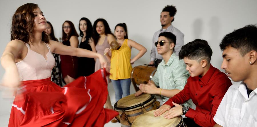 grupo de jóvenes de bomba Arawak’Opia (horizontal-x3)