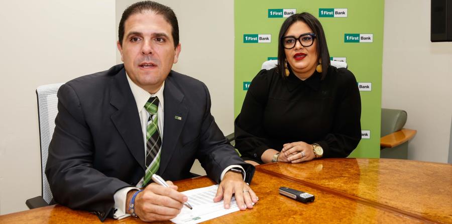 Desde la izq.: Javier Hernández Scimeca, primer vicepresidente y gerente de Administración de Hipotecas de FirstBank, y Graudia Torres, vicepresidenta y gerente de Mortgage Default Management del banco. (horizontal-x3)