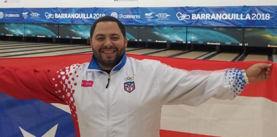 Francisco Valiente posa con la bandera de Puerto Rico. (horizontal-x3)