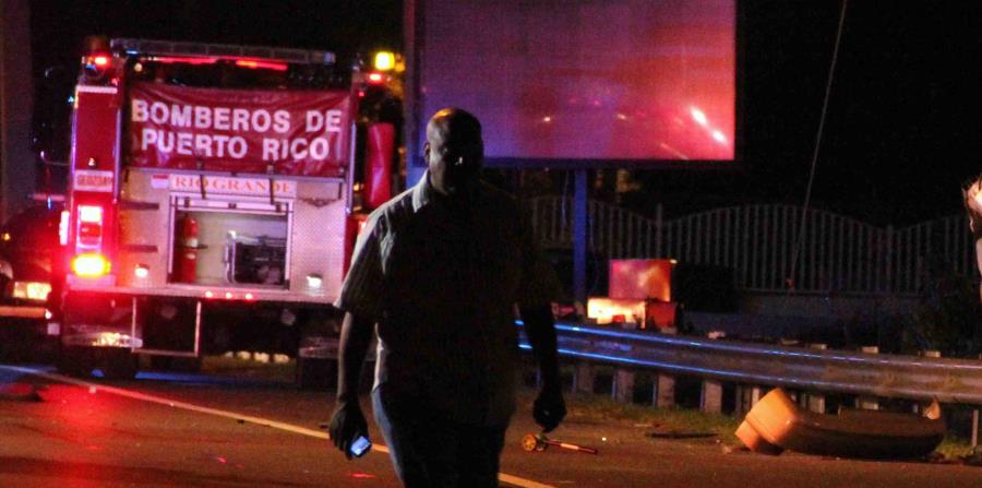 Policías y bomberos atienden la escena de un accidente vehicular. (GFR Media) (horizontal-x3)