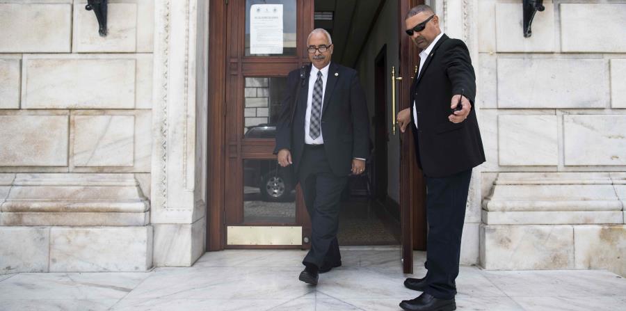 The Secretary of the Treasury, Raúl Maldonado, left the Capitol. (horizontal-x3)