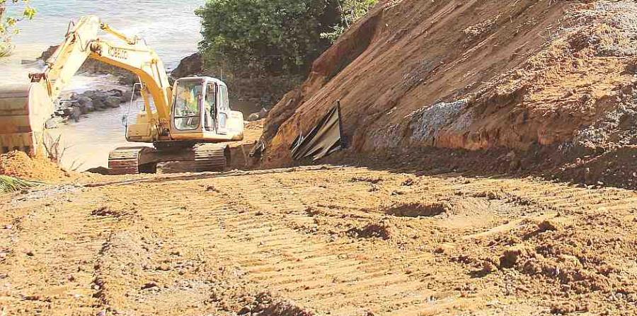 Cintrón Goden trabajaba con una excavadora tratando de limpiar la carretera 119, cuando otro deslizamiento golpeó su vehículo y le lanzó unos 150 pies hacia un precipicio. (horizontal-x3)