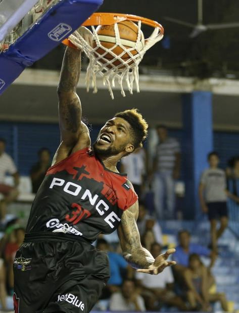 Carlos Emory realiza un donqueo durante el partido. (Foto/ FIBA Américas) (vertical-x1)