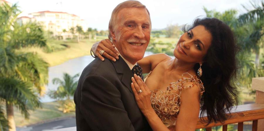 Wilnelia Merced y su esposo Sir Bruce Forsyth, durante unas vacaciones en Puerto Rico en 2011. (Archivo) (horizontal-x3)