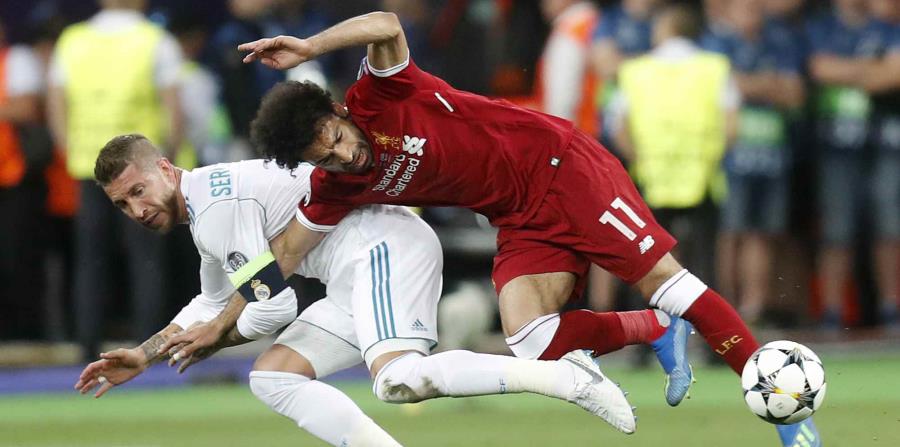 El defensor Sergio Ramos batalla frente al delantero Mohamed Salah por el balón. (AP) (horizontal-x3)