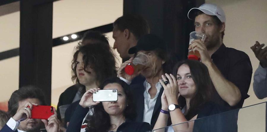 El rockero Mick Jagger se da una cerveza y observa la semifinal de la Copa del Mundo entre Inglaterra y Croacia, el miércoles 11 de julio de 2018, en el estadio Luzhniki de Moscú. (AP) (horizontal-x3)