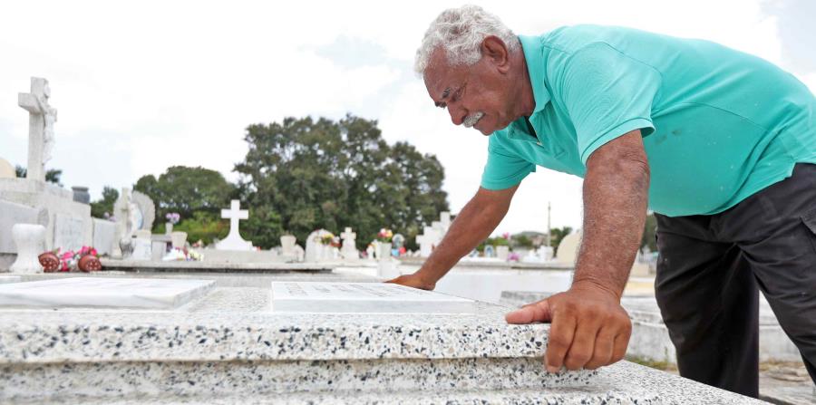 Pedro Julio Ortiz Santos dice que en momentos de dificultad se ha quedado a dormir en el cementerio. (horizontal-x3)