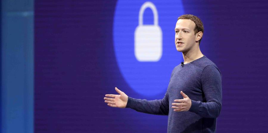 El director general de Facebook, Mark Zuckerberg, habla a los medios. (horizontal-x3)