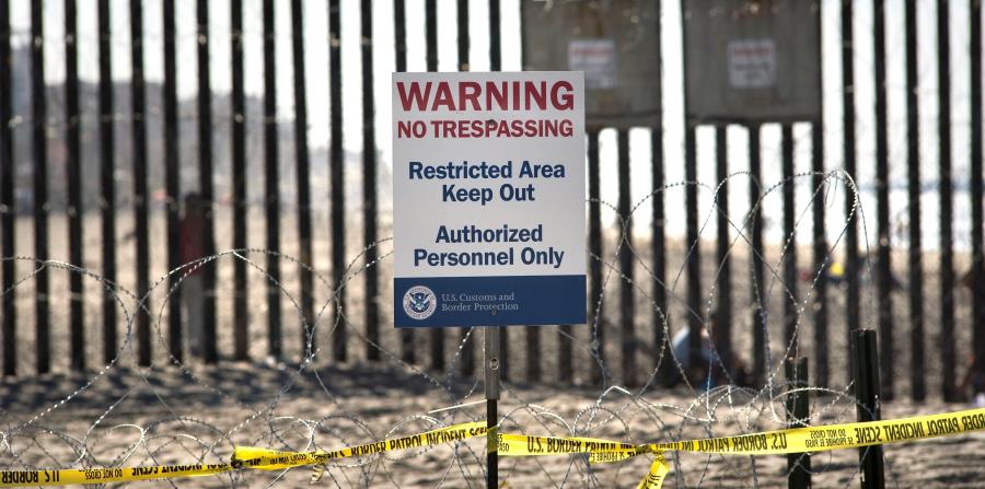 Alambre de puas y un letrero es lo que ahora recibe a las personas que visitan el Parque de la Amistad en San Diego. (EFE / David Muang) (horizontal-x3)