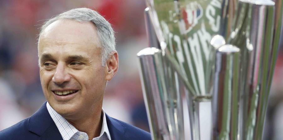 El comisionado de Grandes Ligas, Rob Manfred, junto al trofeo antes del Derby de Jonrones el lunes 16 de julio de 2018 en Washington. (horizontal-x3)