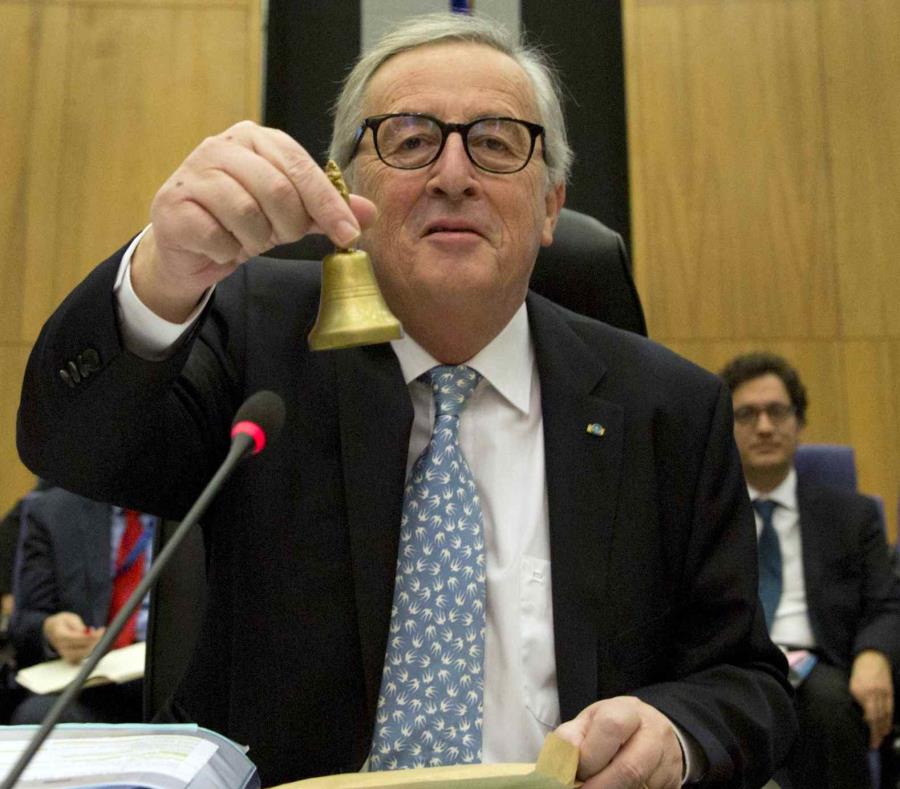 El presidente de la Comisión Europea, Jean-Claude Juncker, suena una campana para indicar el inicio de una reunión del Colegio de Comisionados en la sede de la Unión Europea en Bruselas, el miércoles 19 de diciembre de 2018. (AP) (semisquare-x3)