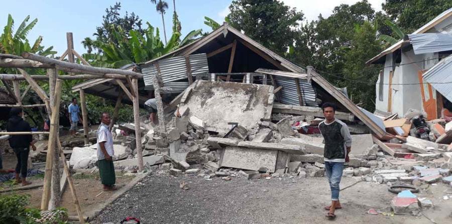 Un hombre camina por las residencias que se derrumbaron con el temblor de 6.4 reportado ayer en Indonesia. (AP) (horizontal-x3)