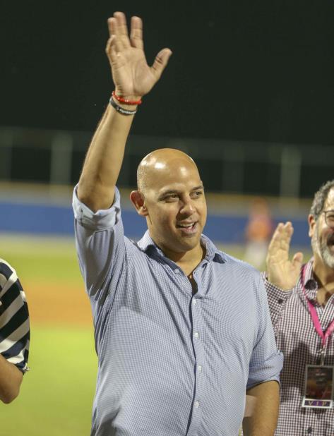 Alex Cora fue objeto de un homenaje el sábado en la noche en el estadio Varo Roldán de Gurabo. (vertical-x1)