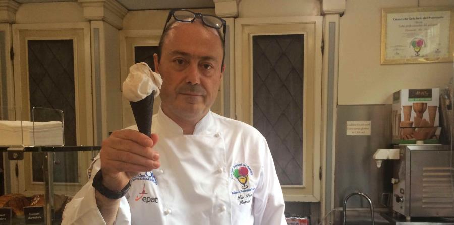 Leonardo La Porta muestra el helado CR7 que se vende en su Gelateria Miretti, en Turín, Italia. (Captura / Twitter @DaniellaMatar) (horizontal-x3)