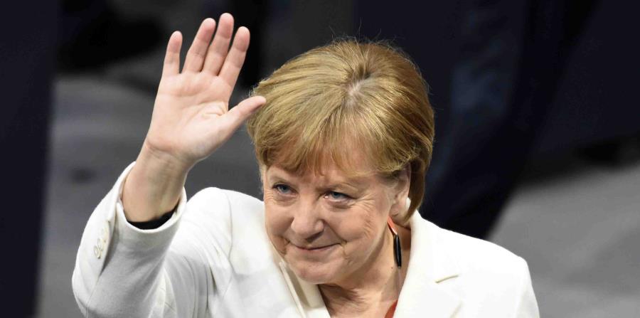La canciller de Alemania, Angela Merkel, saluda tras su elección para un cuarto mandato como canciller en el Bundestag, el parlamento alemán (horizontal-x3)