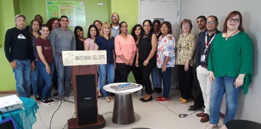 Estudiantes del curso de Ciencia Ambiental de la Universidad del Este, junto a sus profesores y consejeros. Al final de la fila, de izquierda a derecha, la profesora Elliette Hernández; el licenciado Lucilo Salas, consejero y Grisselle Peña, decana asocia (horizontal-x3)