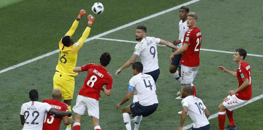 El portero de Francia Steve Mandanda desvía el balón con sus manos durante el partido contra Dinamarca. (AP) (horizontal-x3)