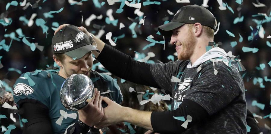 Carson Wentz y Nick Foles durante la celebración del campeonato del Super Bowl de la NFL. (AP) (horizontal-x3)