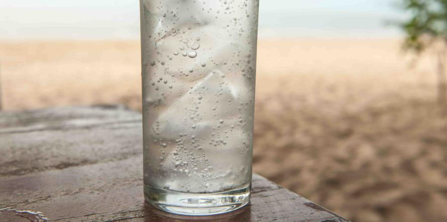 Vaso con agua mineral (horizontal-x3)