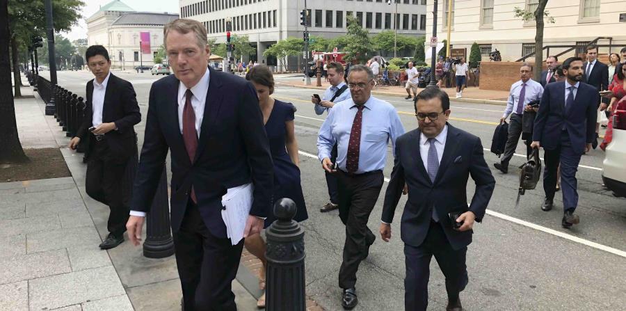El representante comercial de Estados Unidos, Robert Lighthizer, al frente a la izquierda, y el secretario de Economía de México, Idelfonso Guajardo, llegan a la Casa Blanca. (AP) (horizontal-x3)