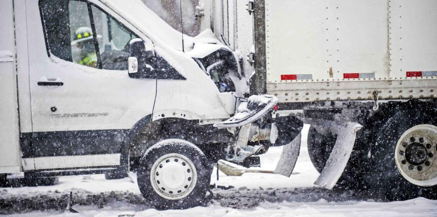 Personal médico trabaja en un choque en la ruta 23 al noreste de Estados Unidos. (AP) (horizontal-x3)