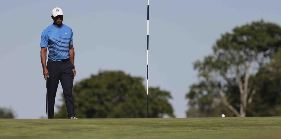 Tiger Woods se acerca al green del quinto hoyo durante una ronda de práctica para el U.S. Open. (horizontal-x3)