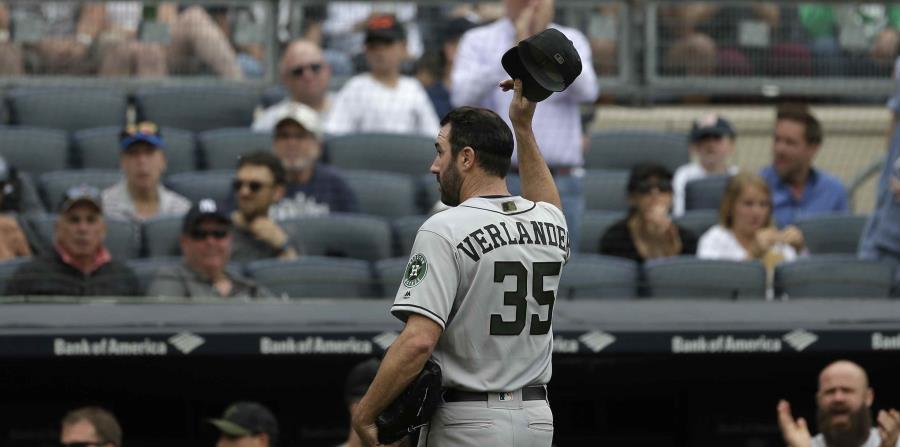 El abridor de los Astros de Houston Justin Verlander levanta su gorra al salir del juego contra los Yanquis de Nueva York en la séptima entrada en Nueva York. (AP) (horizontal-x3)