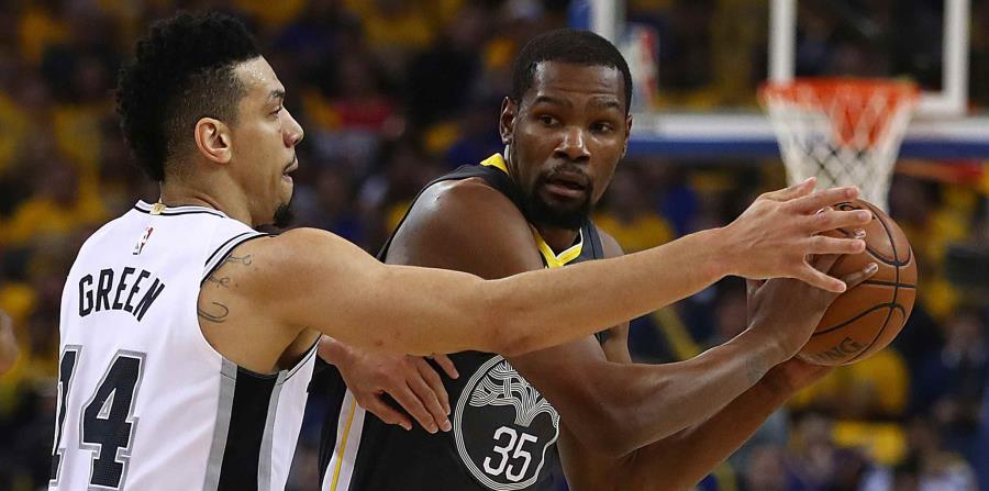 Durant intenta un pase ante la defensa de su rival de los Spurs de San Antonio Danny Green (14) durante la primera ronda de los playoffs de la NBA. (AP / Ben Margot) (horizontal-x3)