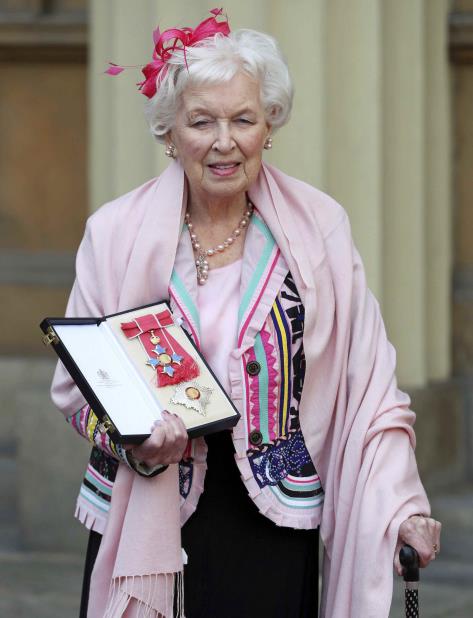 Fotografía de archivo del 16 de noviembre de 2017 de la actriz británica y estrella de Comedia June Whitfield después de que la nombraran Dama, el equivalente femenino al título británico de Caballero. (vertical-x1)