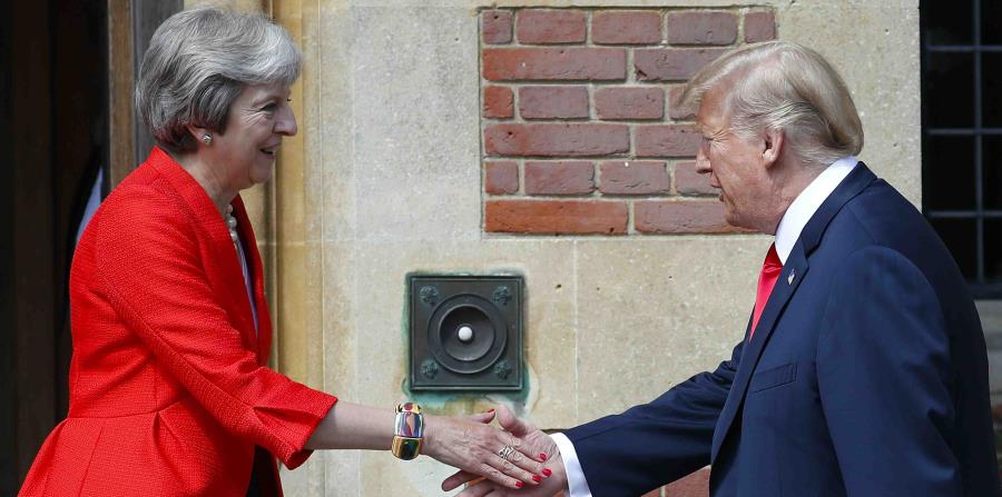 La primera ministra británica Theresa May, izquierda, recibe al presidente estadounidense Donald Trump en Chequers, Inglaterra, viernes 13 de julio de 2018. (AP (horizontal-x3)