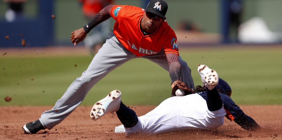 El jugador del cuadro Yadiel Rivera, arriba tratando de fusilar a un corredor, está activo en los campamentos primaverales de los Marlins de Miami. (horizontal-x3)