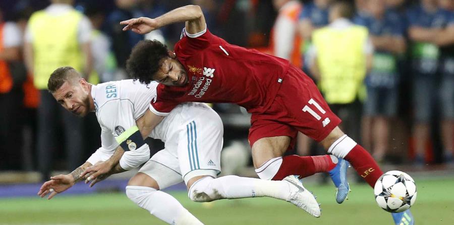 En esta foto del 26 de mayo del 2018, el zaguero de Real Madrid Sergio Ramos, izquierda, le comete una falta al delantero de Liverpool Mohammed Salah en la final de la Liga de Campeones en el Olimpiyskiy Stadium en Kiev, Ucrania. (AP) (horizontal-x3)