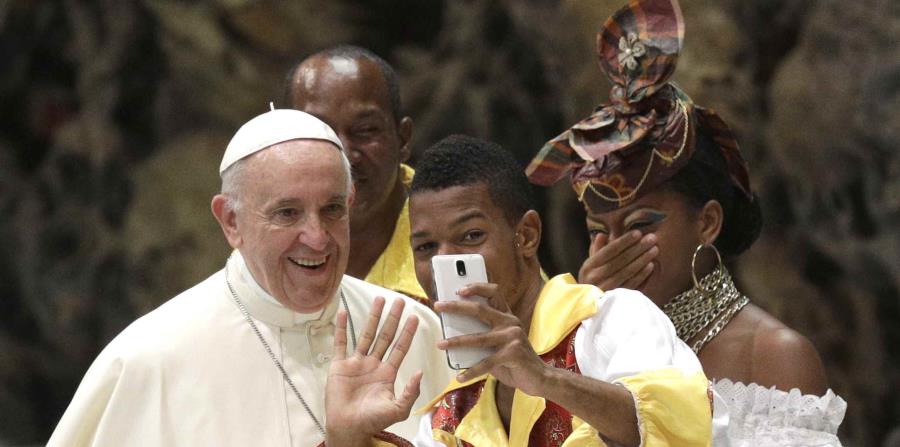Un joven se toma un selfie con el papa Francisco. (AP) (horizontal-x3)