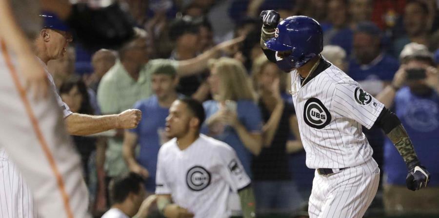 El jugador de los Cachorros de Chicago Javier Báez (derecha) celebra con el entrenador de tercera base, Brian Butterfield, tras disparar un jonrón de tres carreras en el cuarto inning del juego de la MLB que enfrentó a su equipo con los Gigantes de San Fr (horizontal-x3)