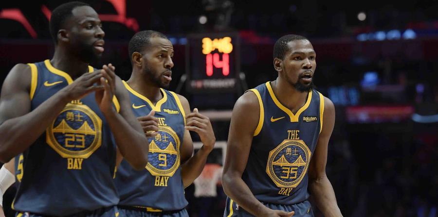 Draymond Green, Andre Iguodala y Kevin Durant reaccionan durante el partido ante los Clippers. (AP) (horizontal-x3)