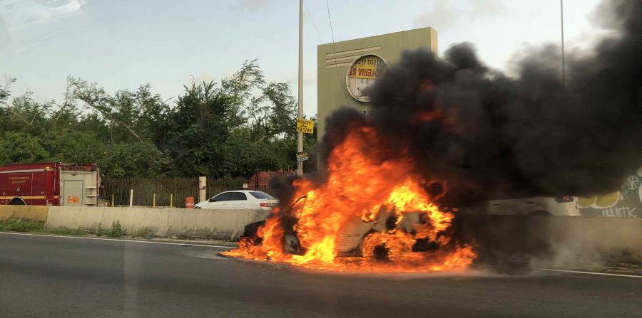 El fuego destruyó en su totalidad un automóvil estacionado a la orilla del expreso Román Baldorioty de Castro. (Suministrada) (horizontal-x3)