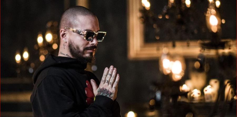 Daddy Yankee le entrega el premio Ícono Mundial a J Balvin