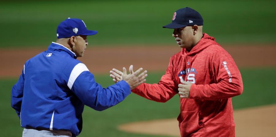 Dave Roberts y Alex Cora se saludan antes del inicio del primer juego de la Serie Mundial el martes en la noche. (AP / Charles Krupa) (horizontal-x3)