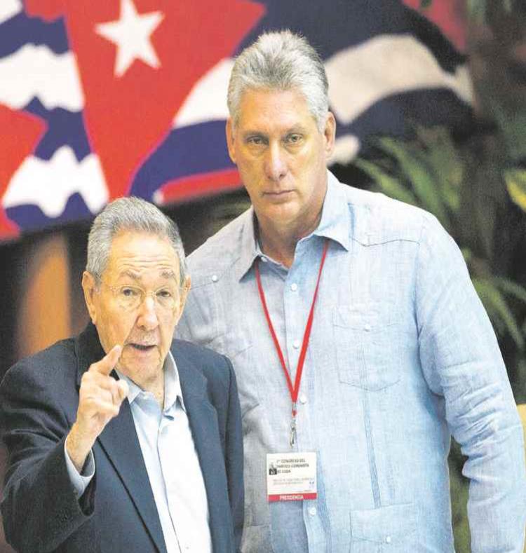 Miguel Díaz-Canel (der.) realizará escalas en varias capitales de Europa occidental que no fueron especificadas. (Ismael Francisco / Cubadebate vía AP) (semisquare-x3)