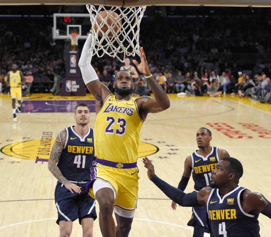 LeBron James se apresta a donquear el balón durante el partido. (AP) (semisquare-x3)