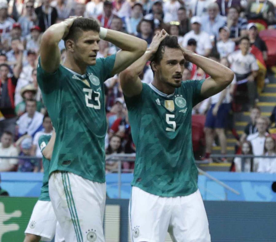 Mario Gomez y Mats Hummels, de Alemania, reaccionan luego de fallar un gol contra Corea del Sur. (AP) (semisquare-x3)