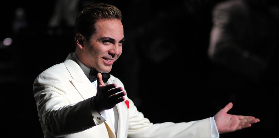 Captan a Cristian Castro en una actitud muy romántica con una misteriosa mujer