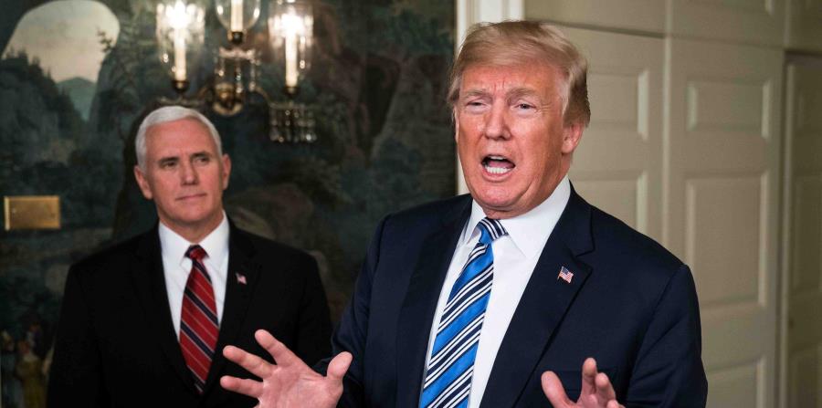 El presidente estadounidense, Donald J. Trump (d), ofrece una rueda de prensa junto al vicepresidente, Mike Pence (horizontal-x3)